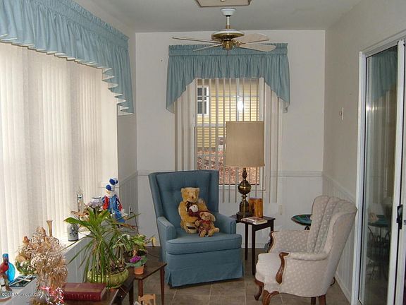 4th image of 2 Greenwood Ln #A