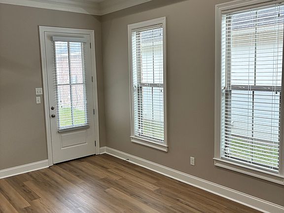 3rd image of 221 Twin Meadow Ln