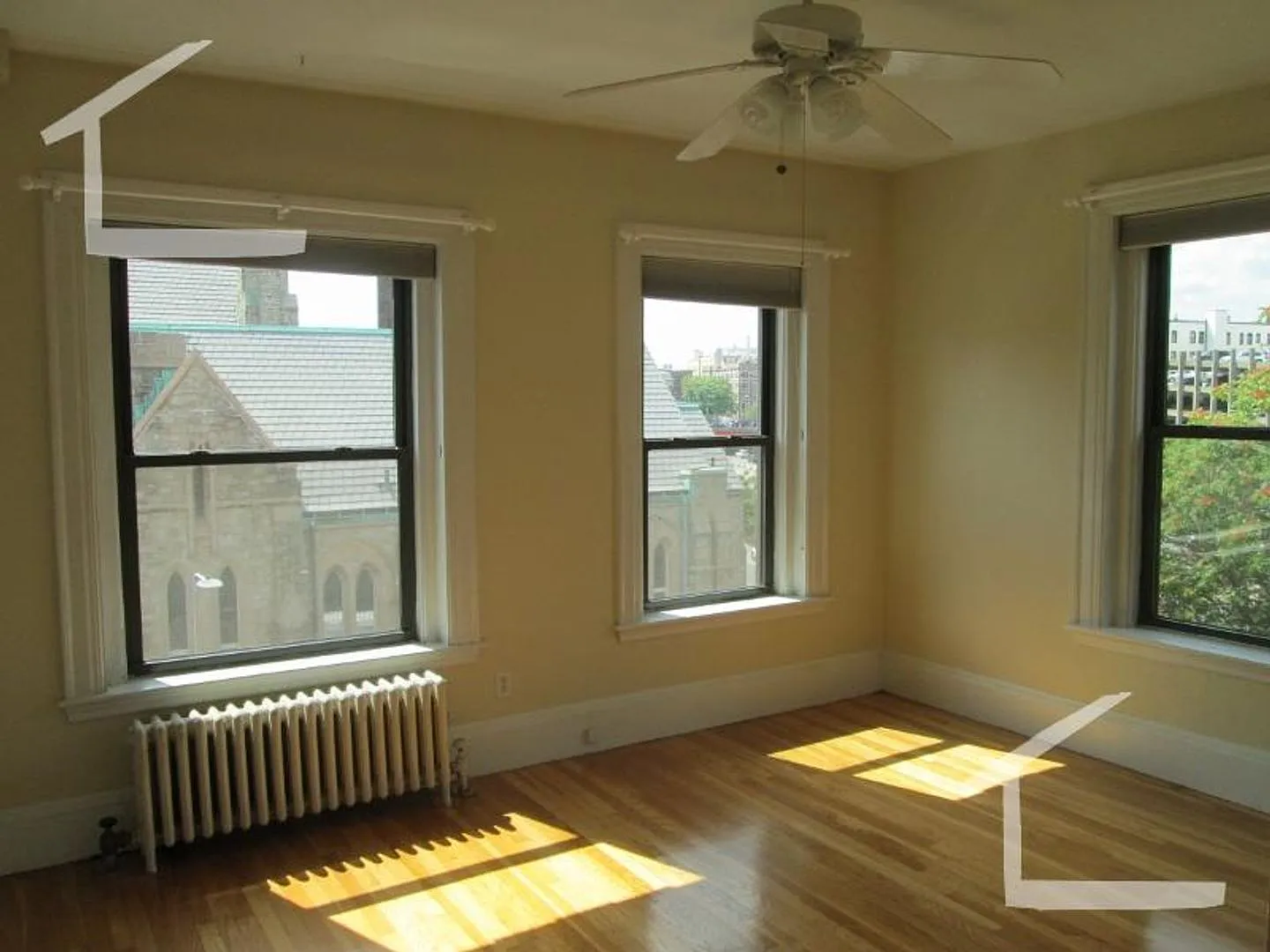 Nice sunny studio in a prime location for the upcoming school year! — Photo 1