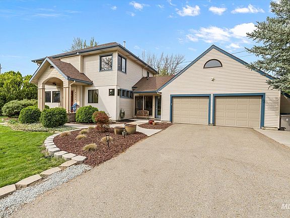 2nd image of 3235 N Mountain View Dr