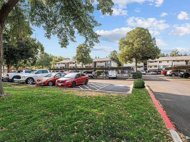 Phillippi Plaza — Photo 18