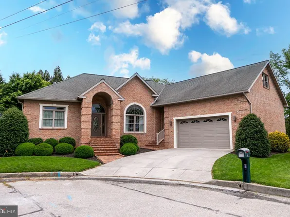 2 Oak Cir, Hanover, PA 17331