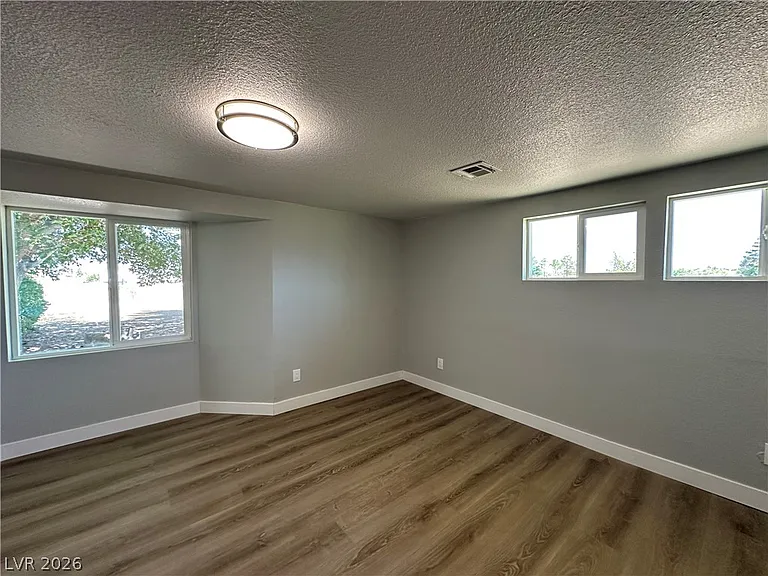 2590 N Murphy St — Photo 7