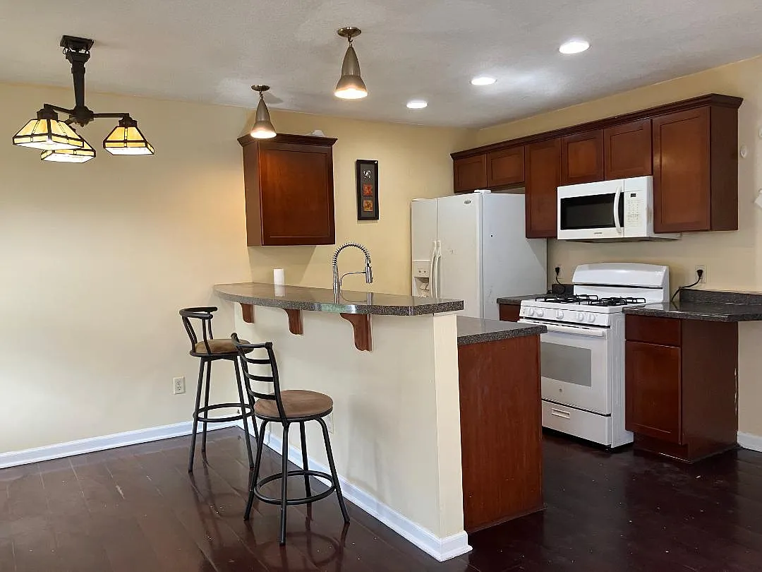 3 bed, 1.5 bath, 1315 sqft, $2,100 — Photo 2