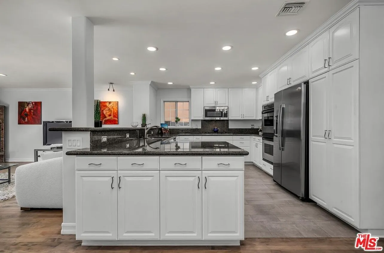 3 bed, 2328 sqft, $10,700 — Photo 4