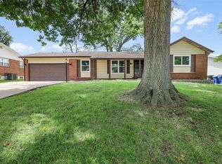 2845 Sussex Dr, Florissant, MO 63033
