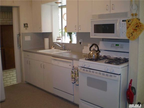 4th image of 10 Selden Dr