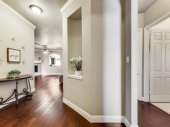 3rd image of 400 Valentino Way