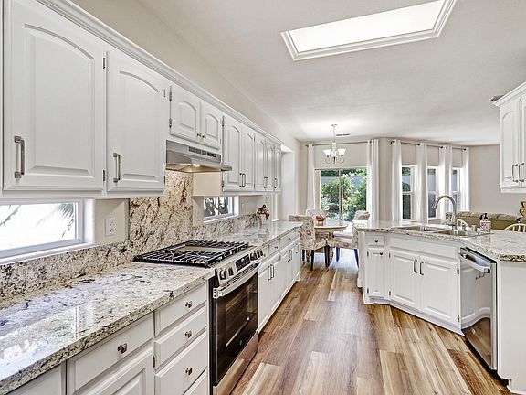 4th image of 7136 Toulon Dr NE