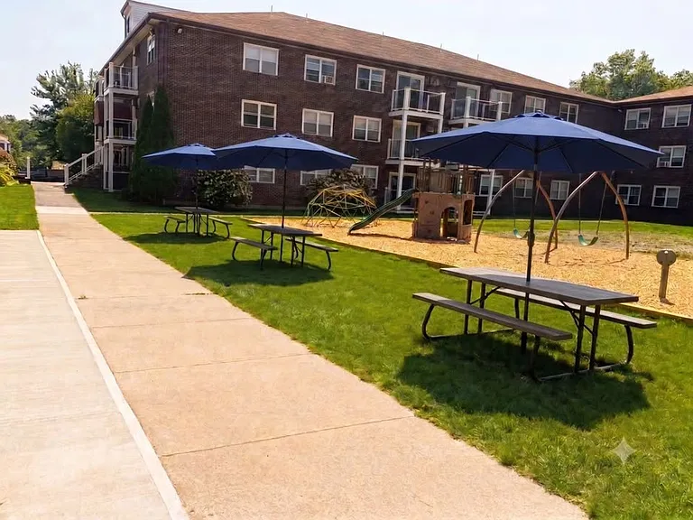 Pondsview Apartments — Photo 8