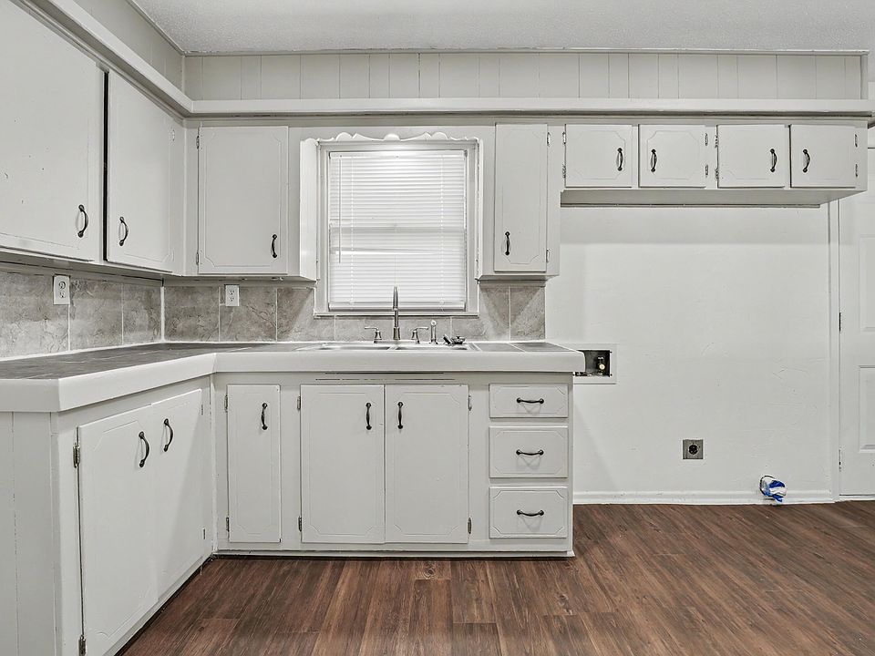 1st image of 1024 S Leonard St