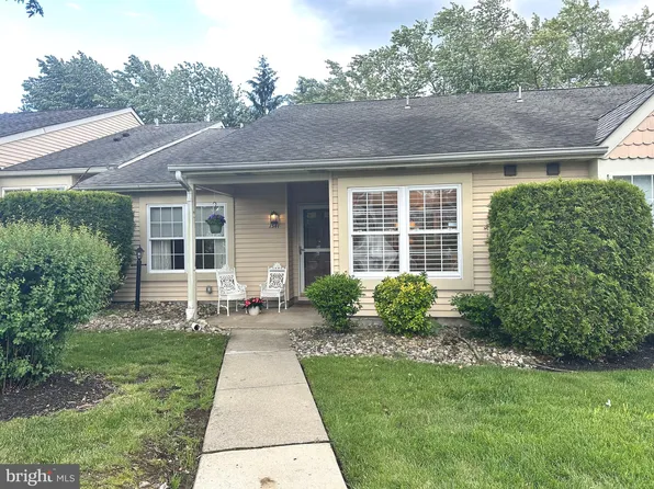 1341 Thornwood Dr, Mount Laurel, NJ 08054