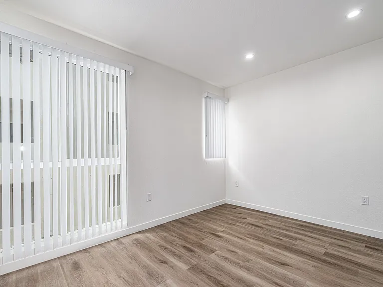 900 N Ardmore Ave Property — Photo 18