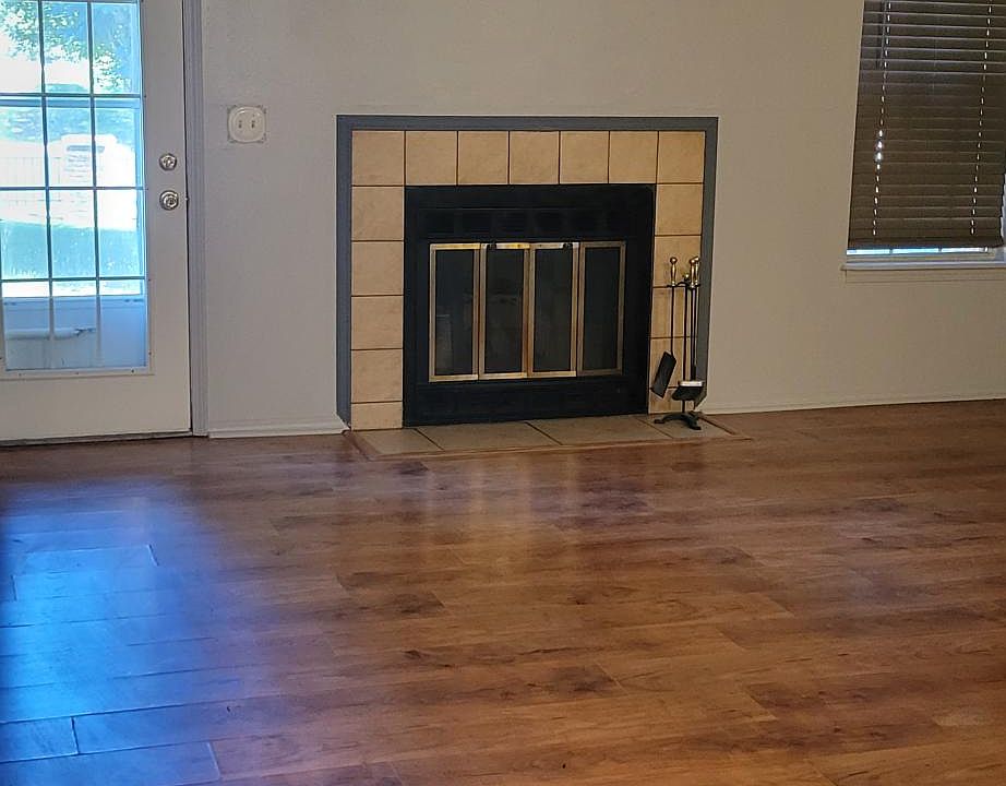 Wood burning fireplace in living room. Cleaned yearly by homeowners association.