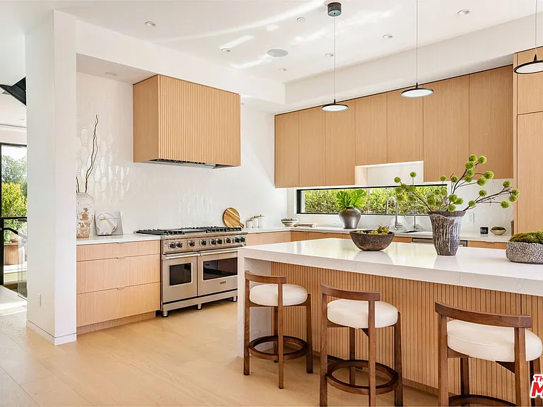 822 Superba Ave — Photo 17