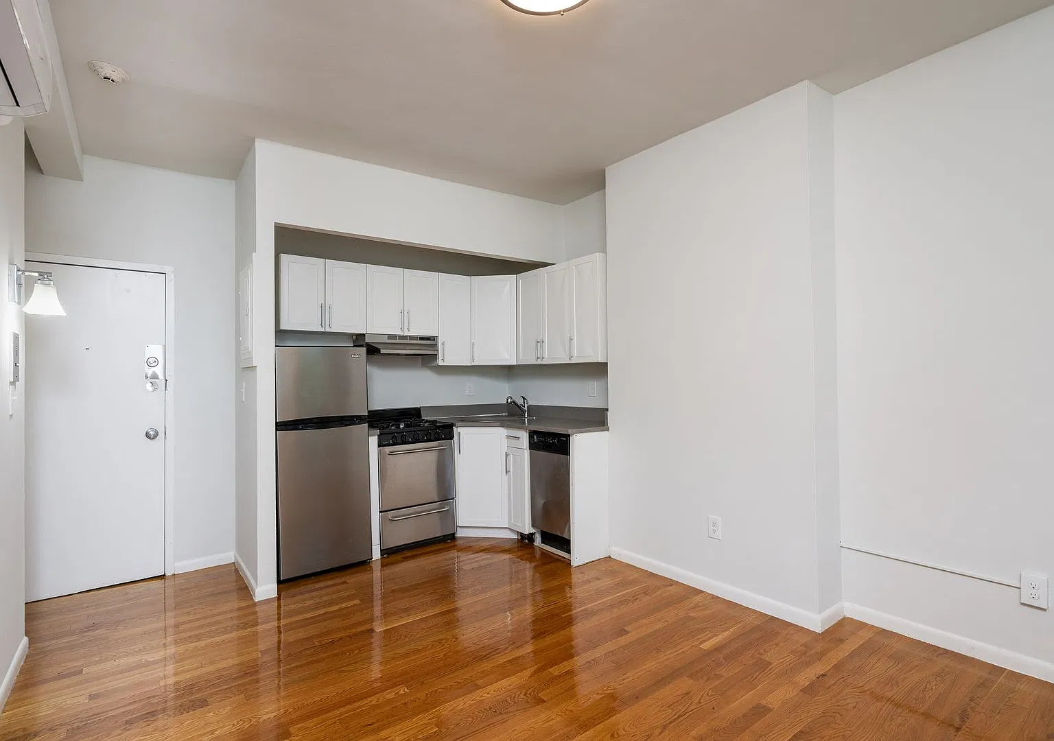 No Fee! Back Bay 1 Bed W/ Dishwasher ; Ht/Hw Included — Photo 1