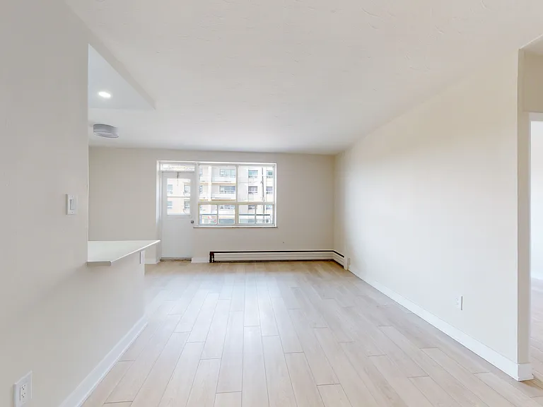 1170 Fennell Ave E — Photo 3