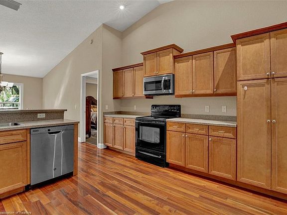 5th image of 874 Redwood Way