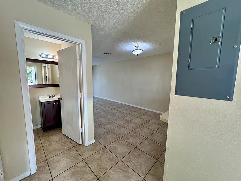 704 Riverside Dr — Photo 24