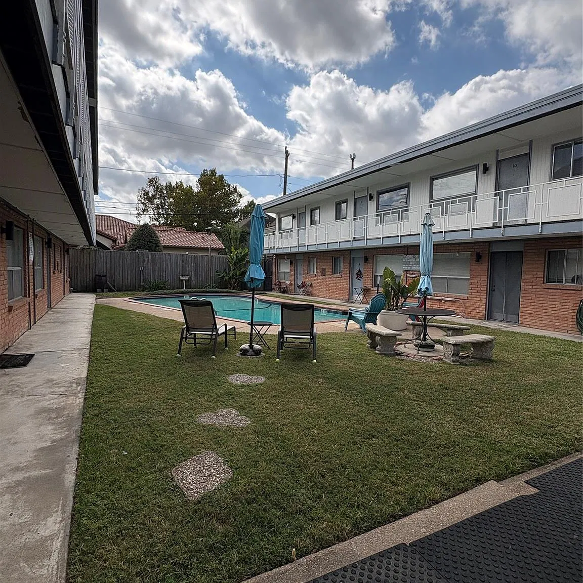 1 bed, 1.0 bath, 700 sqft, $900 — Photo 1