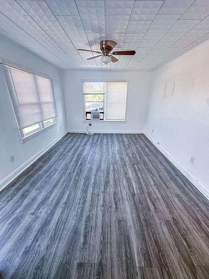 2 bed, 1.0 bath, 2064 sqft, $925 — Photo 2