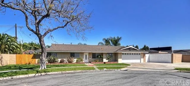 331 E Bluebell Pl — Photo 3