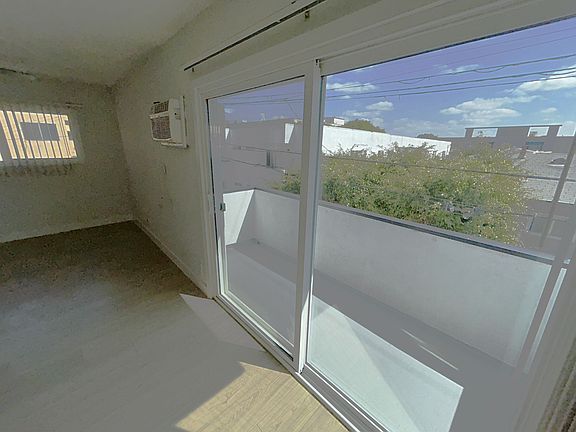 5th image of 212 S Mariposa Ave