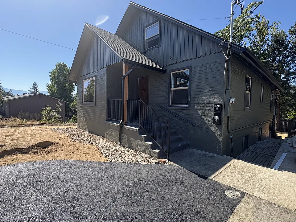 1348 NW Hawthorne Ave #B