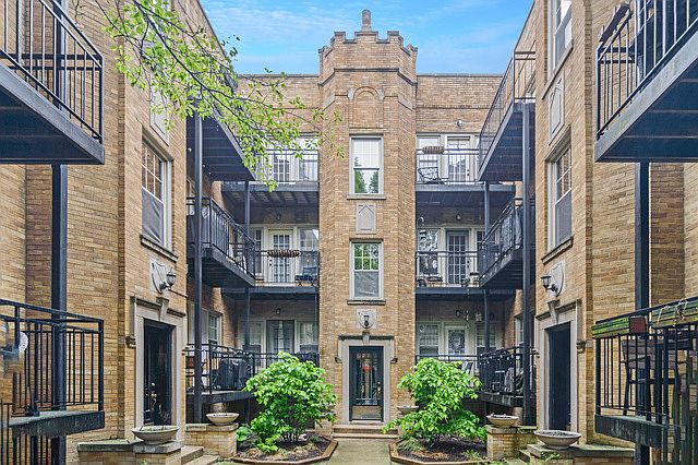 Welcome home to Chicago's Lincoln Park. Home to DePaul University and steps to the L, main train lines, Lake Michigan, Old Town, Gold Coast, Oz Park, restaurants, bars, shopping and all else Chicago has to offer. Easy access to Lakeshore Drive.