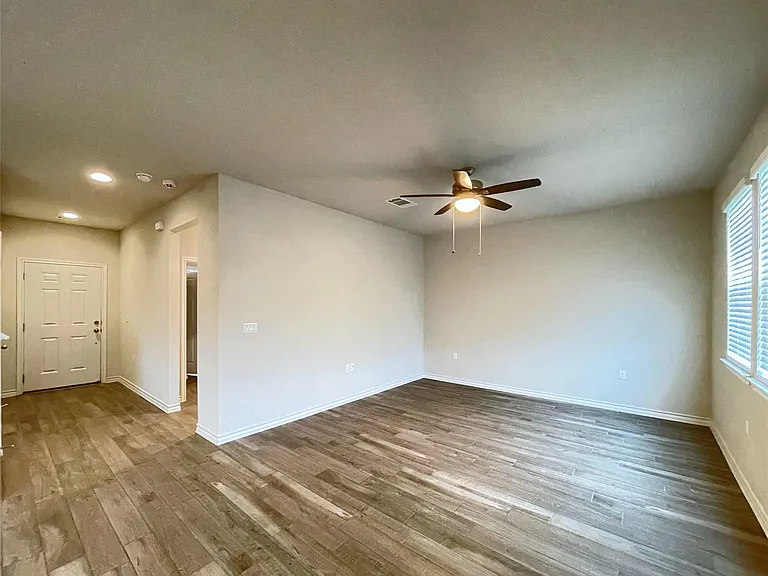 1602 Jacey Way — Photo 3