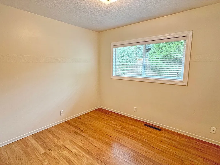 1480 SW Huntington Ave — Photo 11