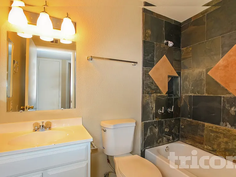 5526 W Angela Dr — Photo 14
