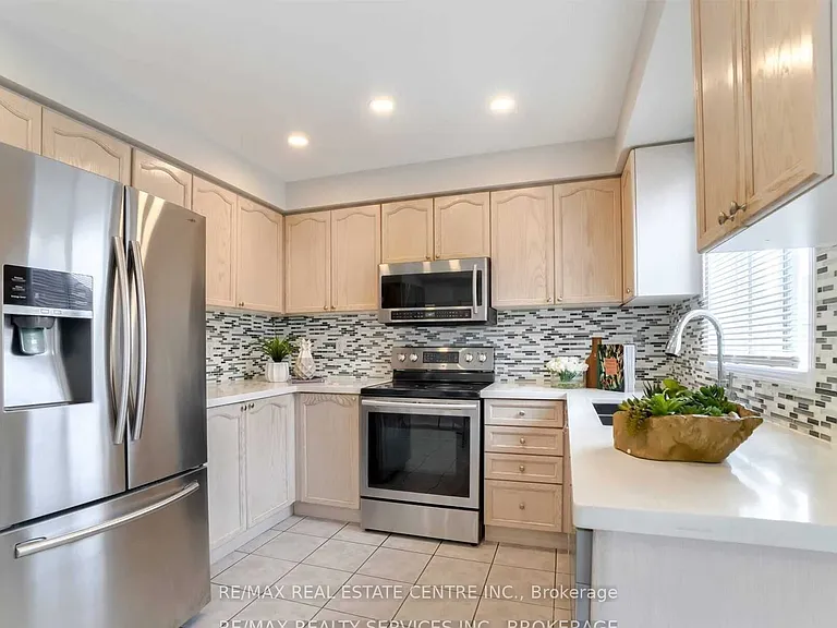 92 Lake Louise Dr #UPPER — Photo 8