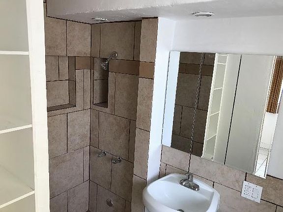 4th image of 249 Liliuokalani Ave