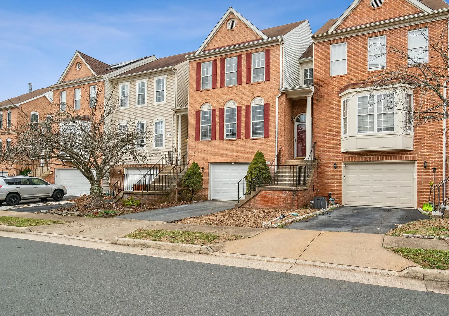 Spacious & Bright 3bd/2.5 brick front TH in Sterling, VA! — Photo 2
