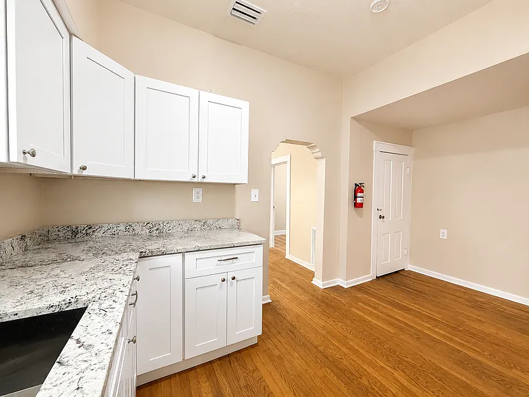2124 W Chestnut St #1 — Photo 10