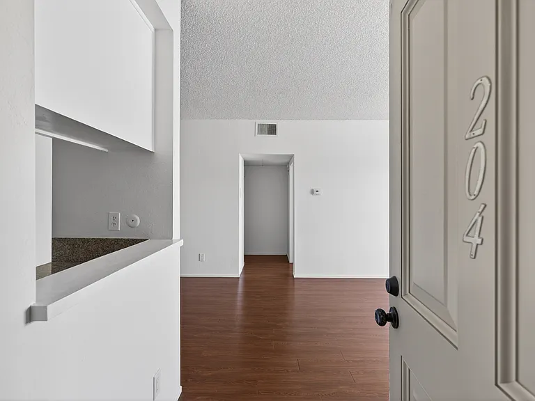 Woodman Ave Apartments — Photo 29