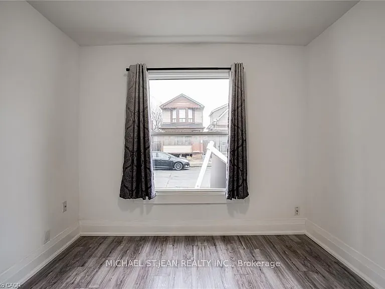 24 Vansitmart Ave — Photo 7