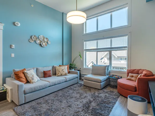 2389 Hawthorne Ave #404, Pt Coquitlam, BC V3C 1X1