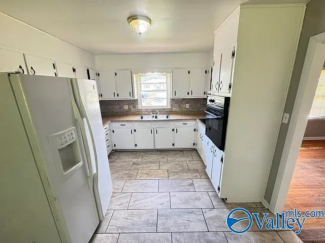 1114 Retlaw St NW — Photo 3