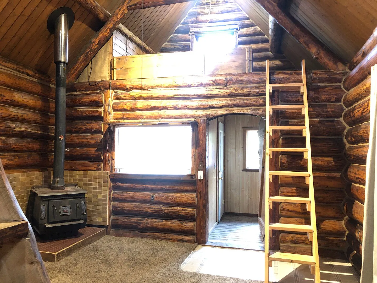 Small log house with 2 lofts — Photo 4