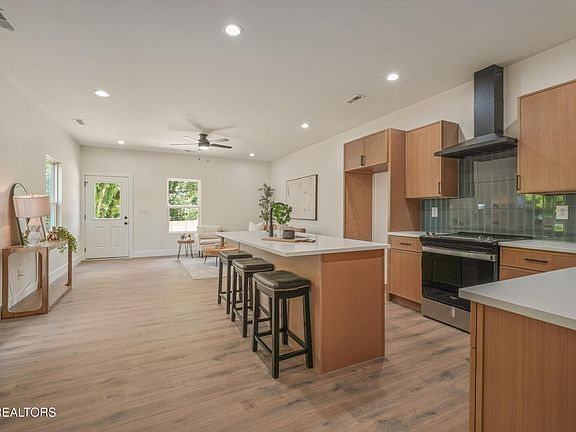 4th image of 2544 Selma Ave