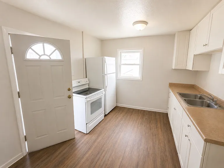 908 Ensign St #A — Photo 3