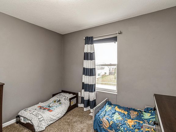 5th image of 208 NE Megan Ave