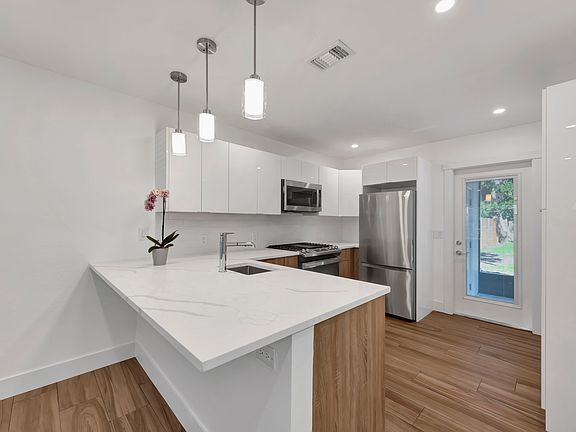 4th image of 824 22nd St