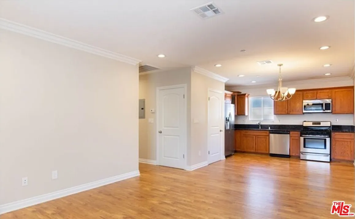3 bed, 2.0 bath, 1100 sqft, $3,250 — Photo 3