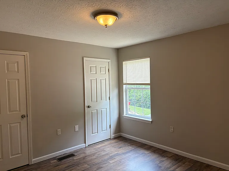 100 Laurel Ln — Photo 15