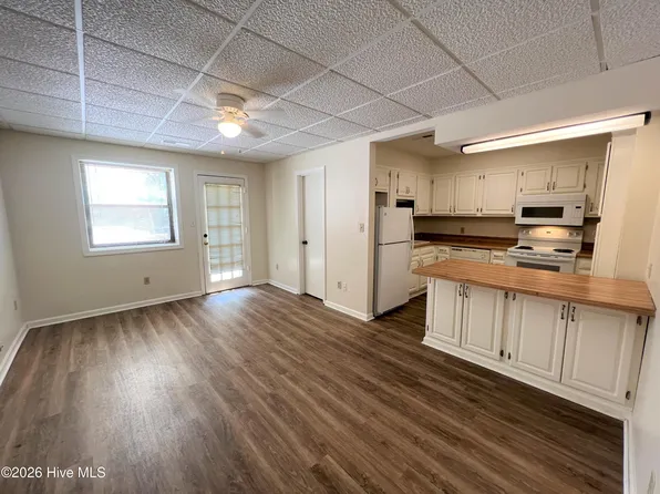 1221 Riverside Ave #207, Elizabeth City, NC 27909