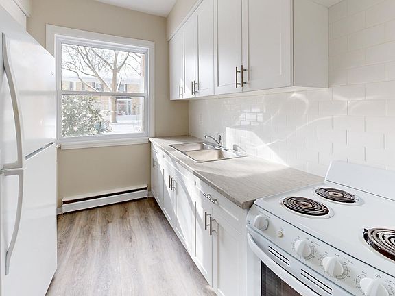 4th image of 144 Arbour Glen Cres #1