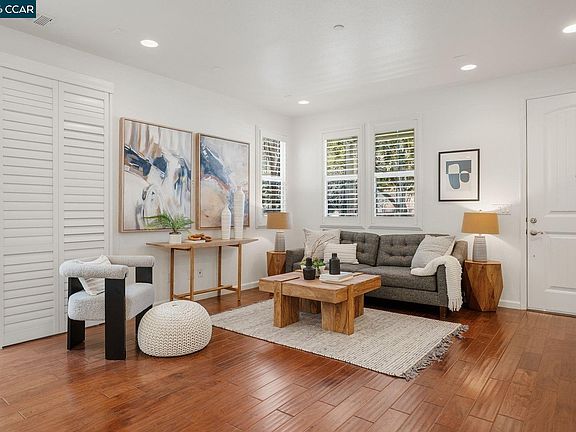 5th image of 22640 Filbert St